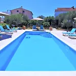 Willa Mendula - Luxury By The - Heated Pool - Lush Garden