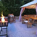 Mendula - Luxury By The - Heated Pool - Lush Garden Willa *