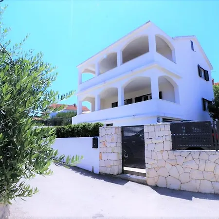 Villa Mendula Trogir - Luxury Villa By The Beach - Heated Pool - Organic Garden *