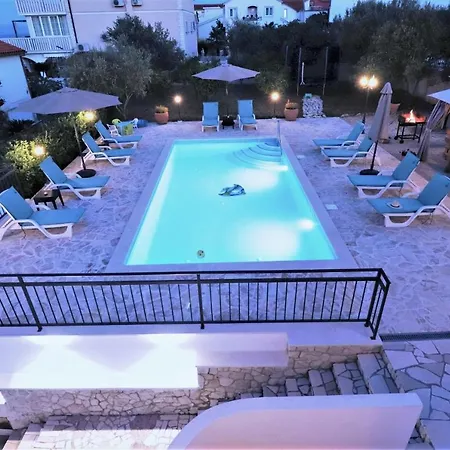 Villa Mendula - Luxury By The - Heated Pool - Lush Garden Trogir